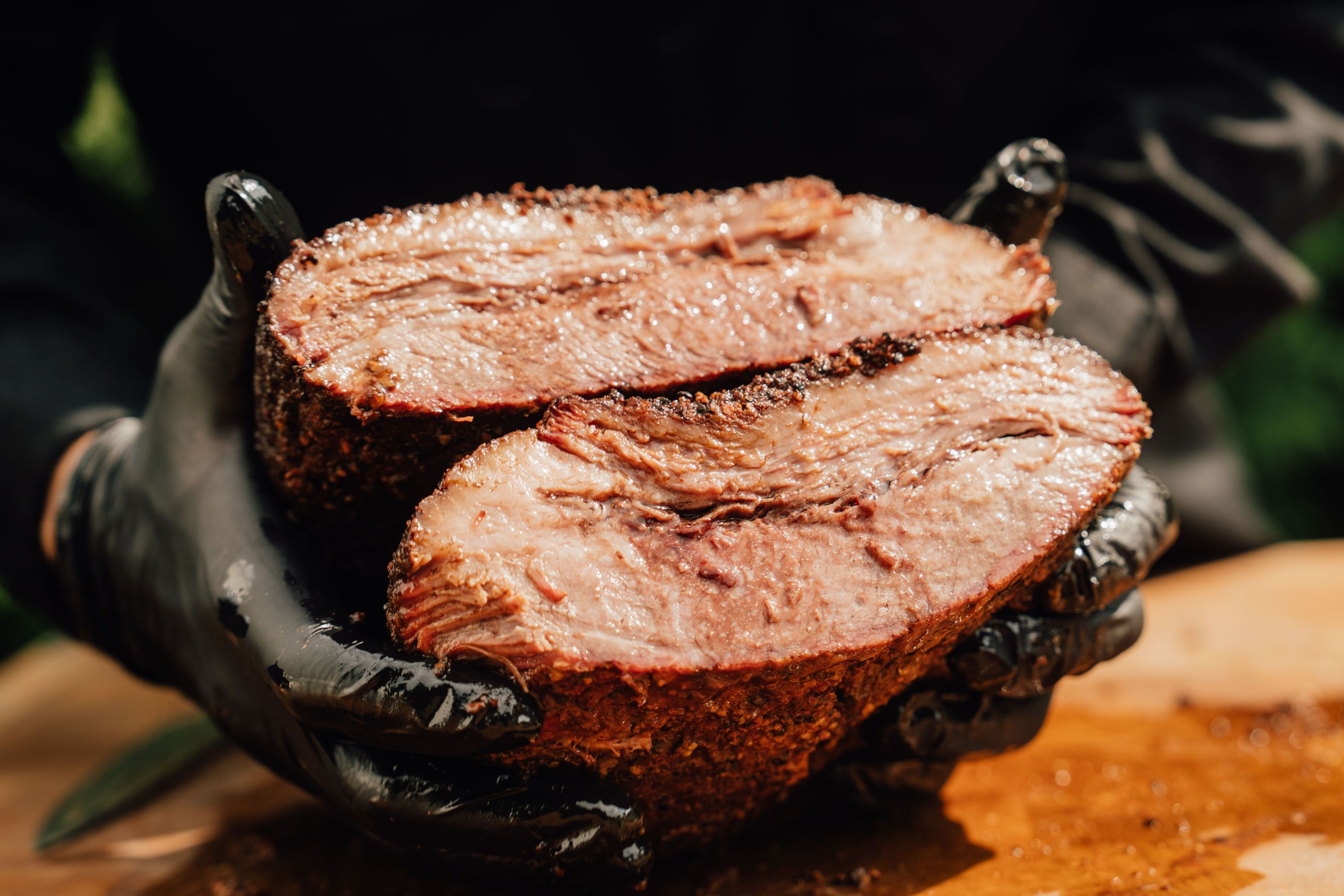 Brisket découpé en deux, montrant une viande juteuse et fumée dans un restaurant spécialisé en barbecue à Paris.
