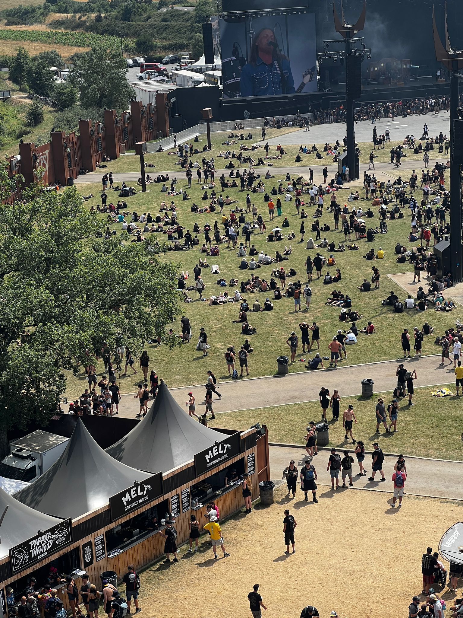 Stand MELT au festival, proposant barbecue texan, brisket, pulled pork, au coeur d'une foule diverse.
