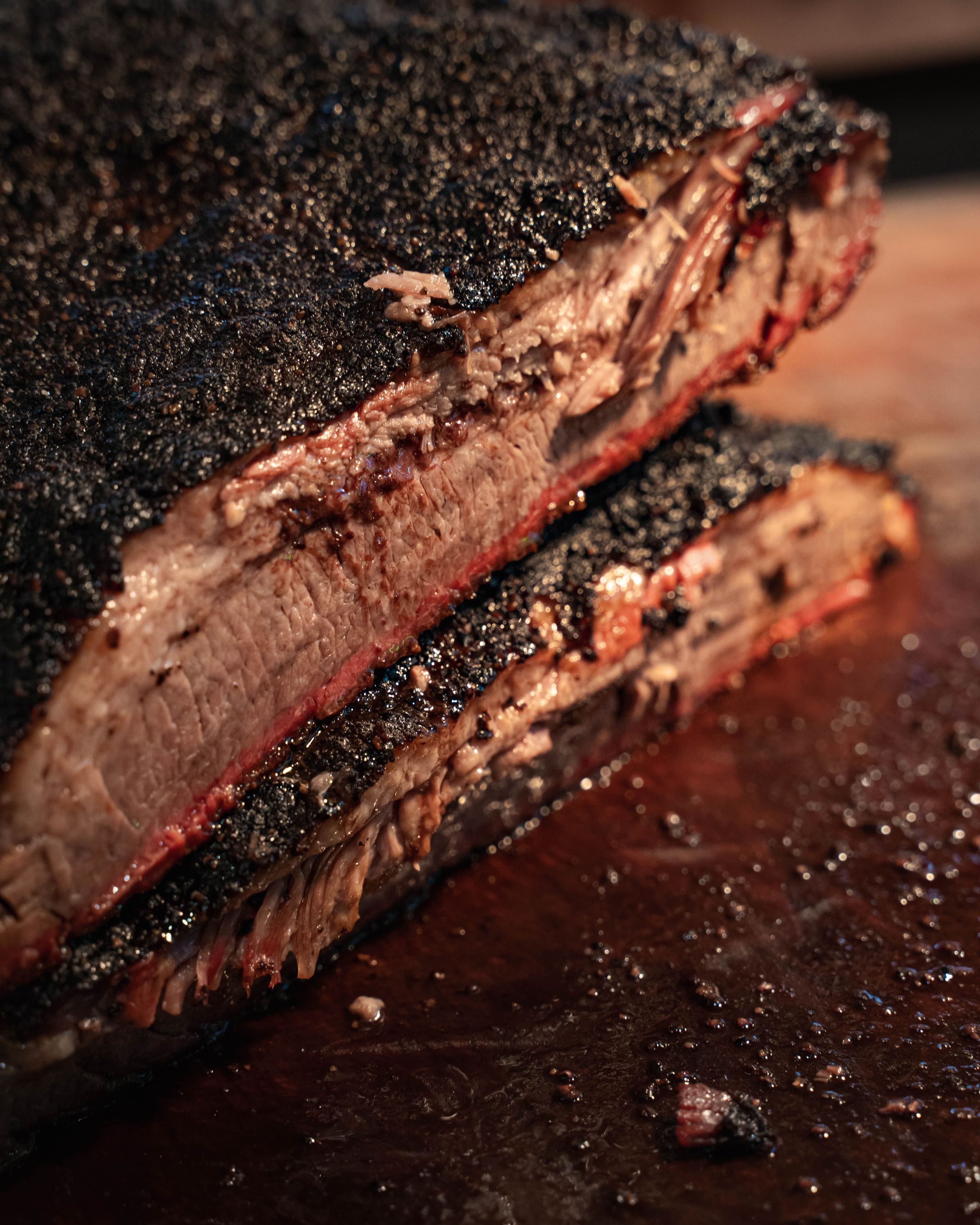 Brisket juteux et fumé, typique du barbecue texan, servi dans le meilleur restaurant de viande à Paris.