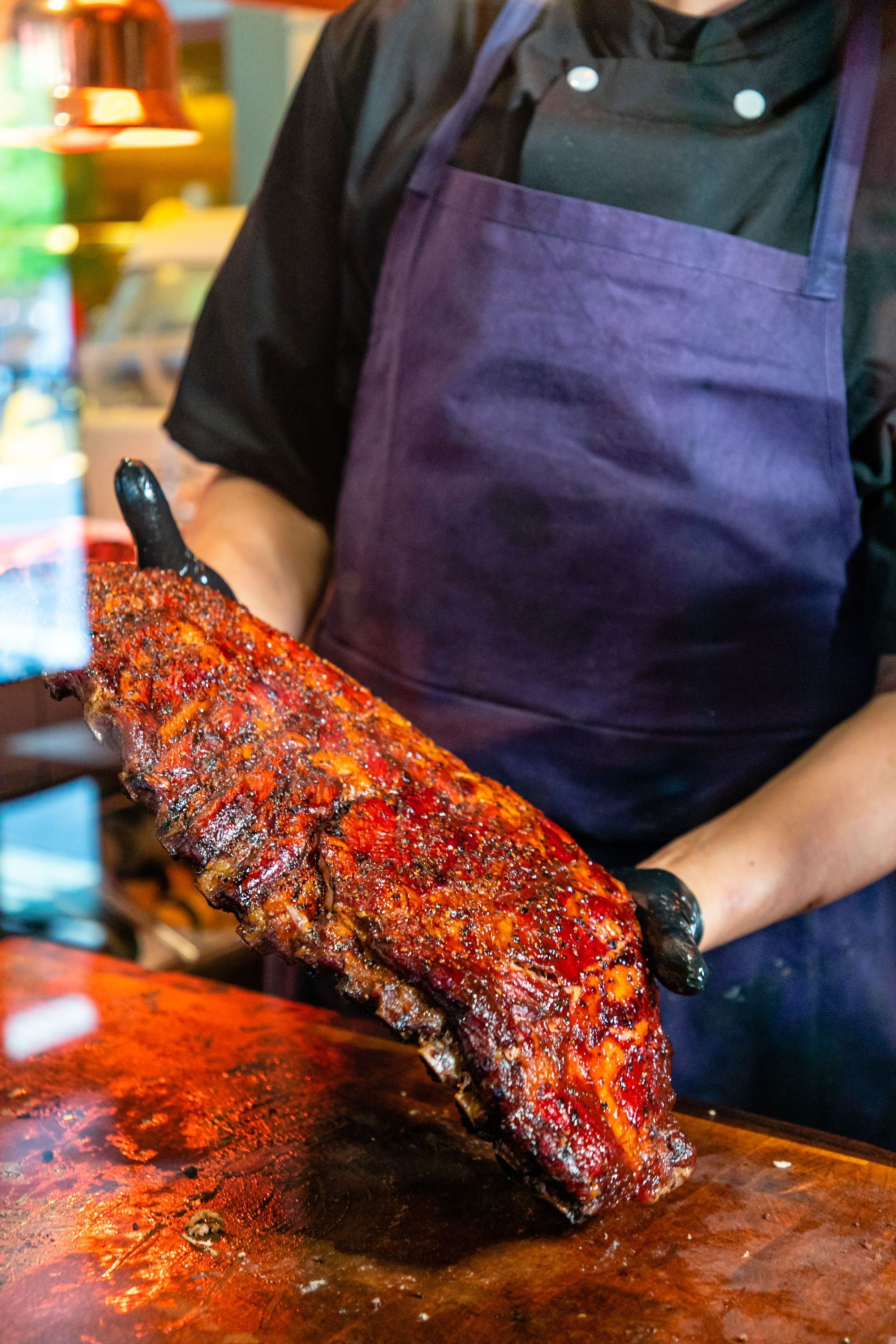 Côte de boeuf barbecue texan, préparée dans un restaurant de viande à Paris, avec une croûte savoureuse.