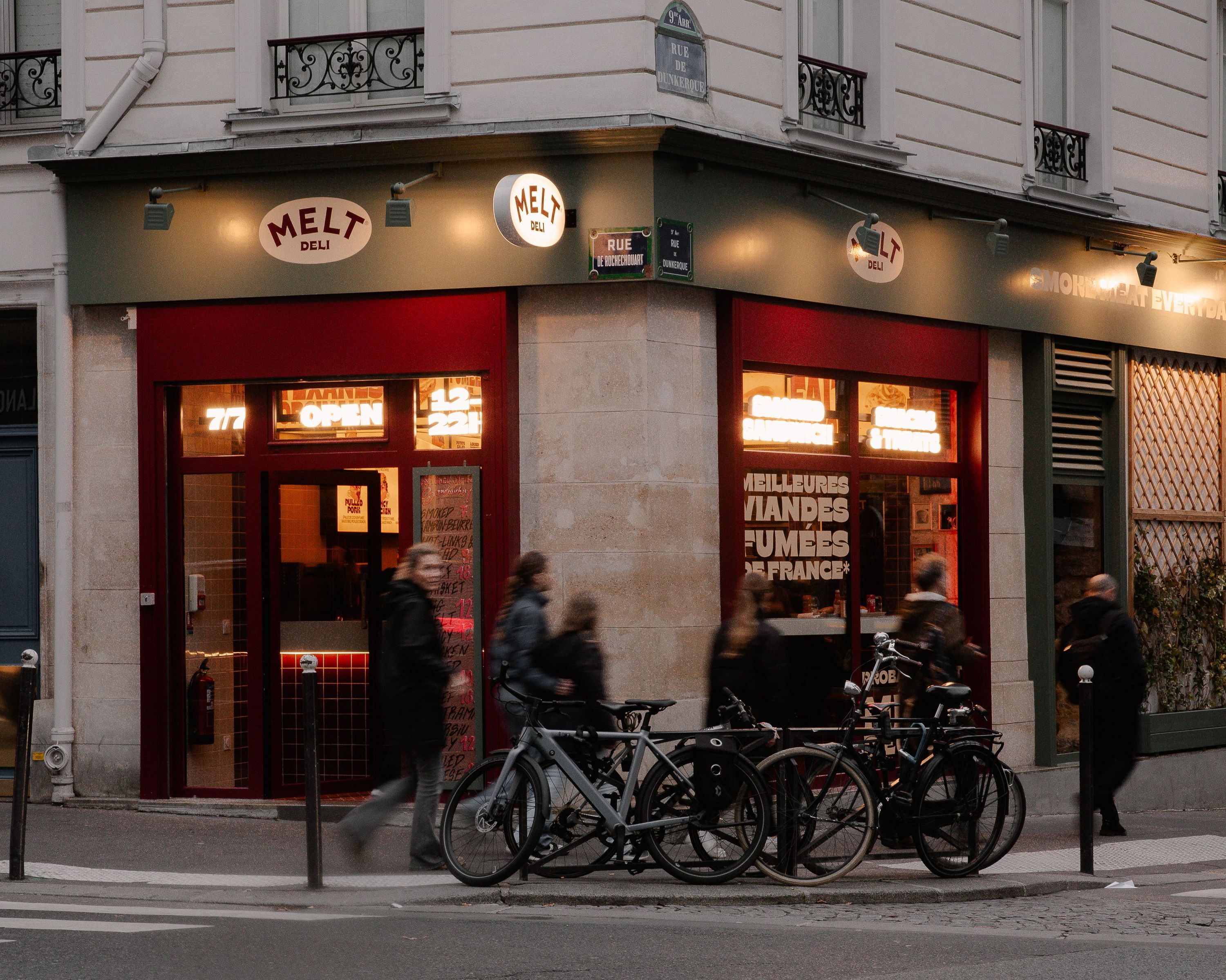 MELT DELI, un restaurant à Paris, célèbre pour son brisket et barbecue texan, propose des plats de viande.