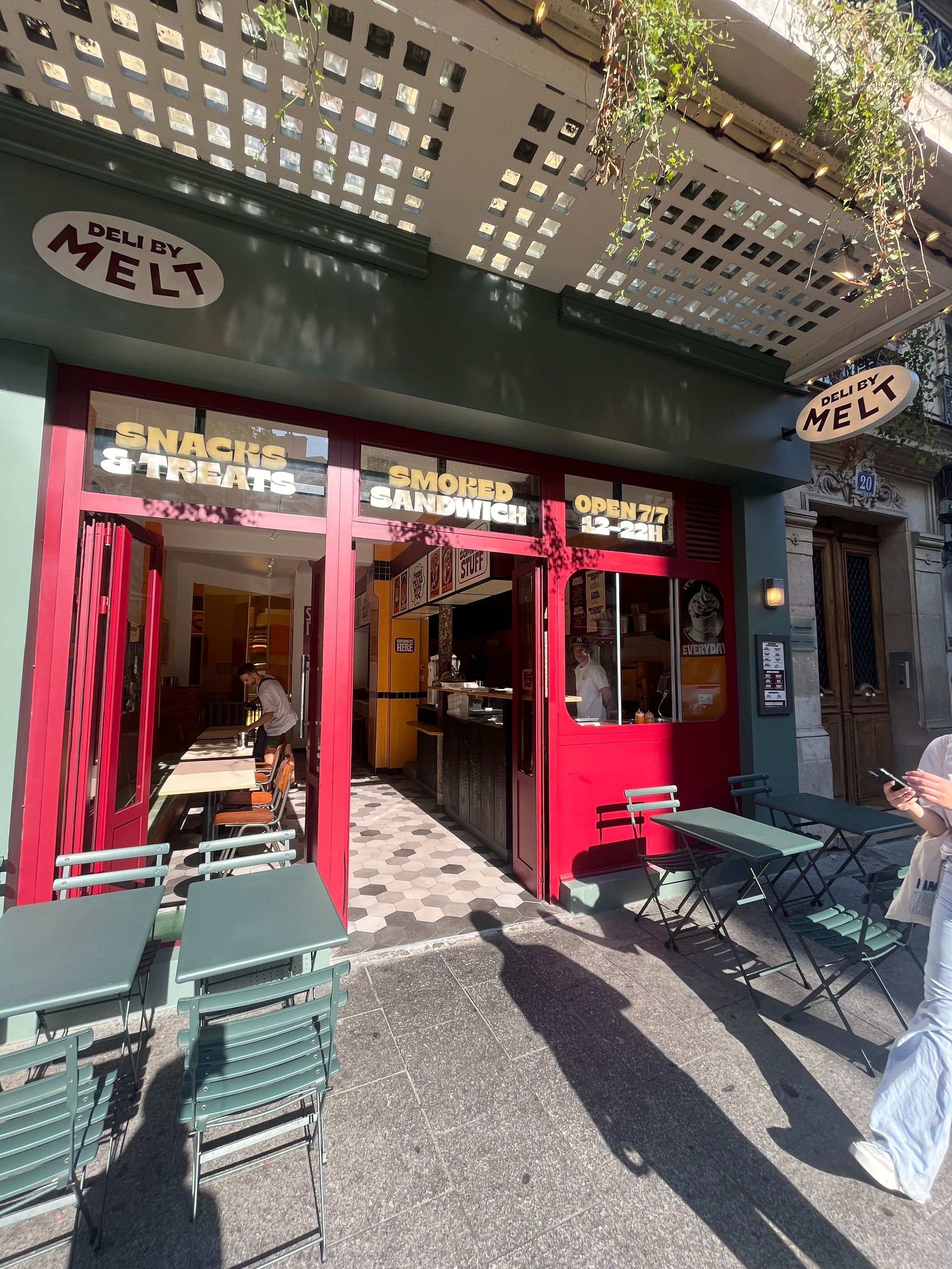 Extérieur du Melt Deli, un restaurant servant des sandwichs fumés et barbecue texan à Paris.