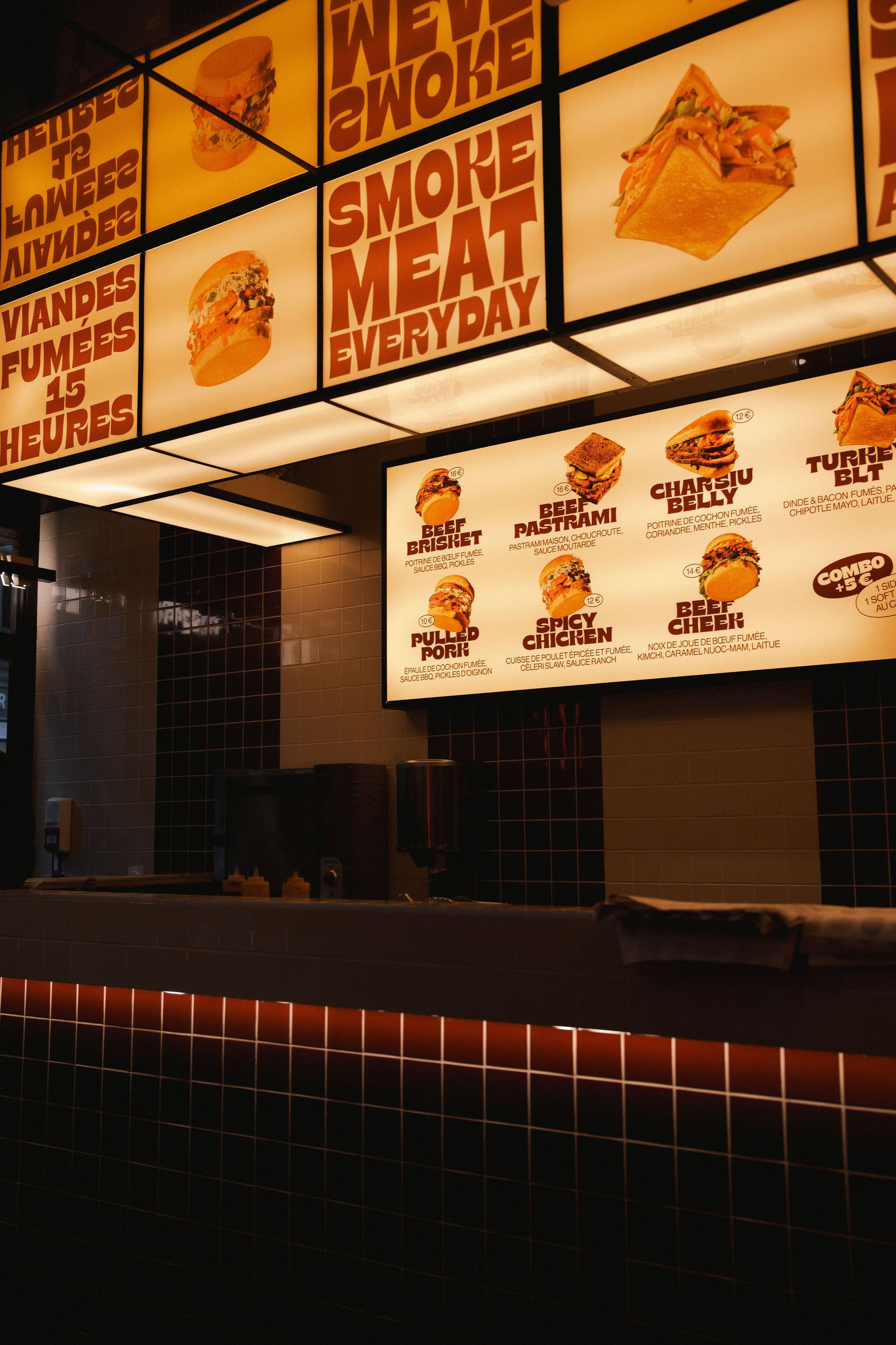 Restaurant MELT DELI avec menu affichant brisket, pulled pork et spécialités de barbecue texan. Deli à Paris.