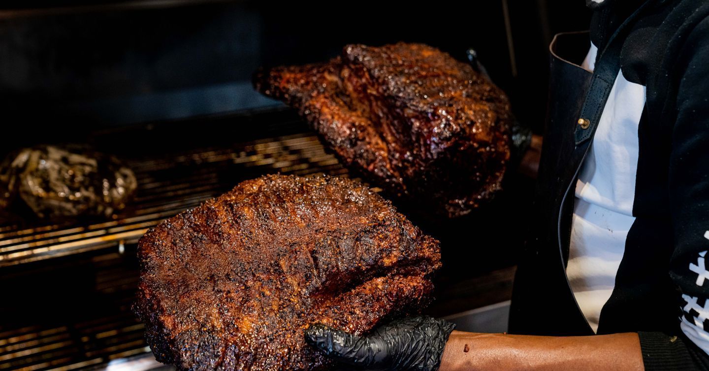 Brisket savoureux préparé au barbecue texan, servi dans un restaurant de viande à Paris.