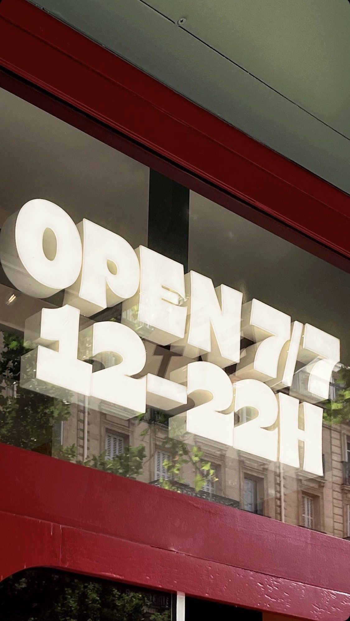 Restaurant MELT DELI ouvert 7 jours sur 7, de 12h à 22h, proposant viande et barbecue texan.