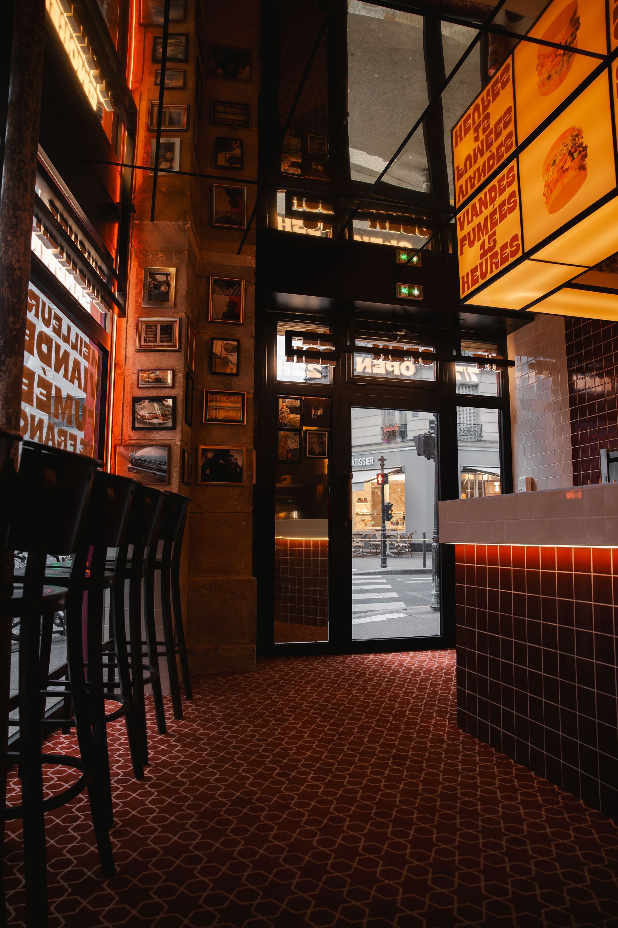 Ambiance intérieure du MELT DELI, mettant en avant un design moderne et convivial.