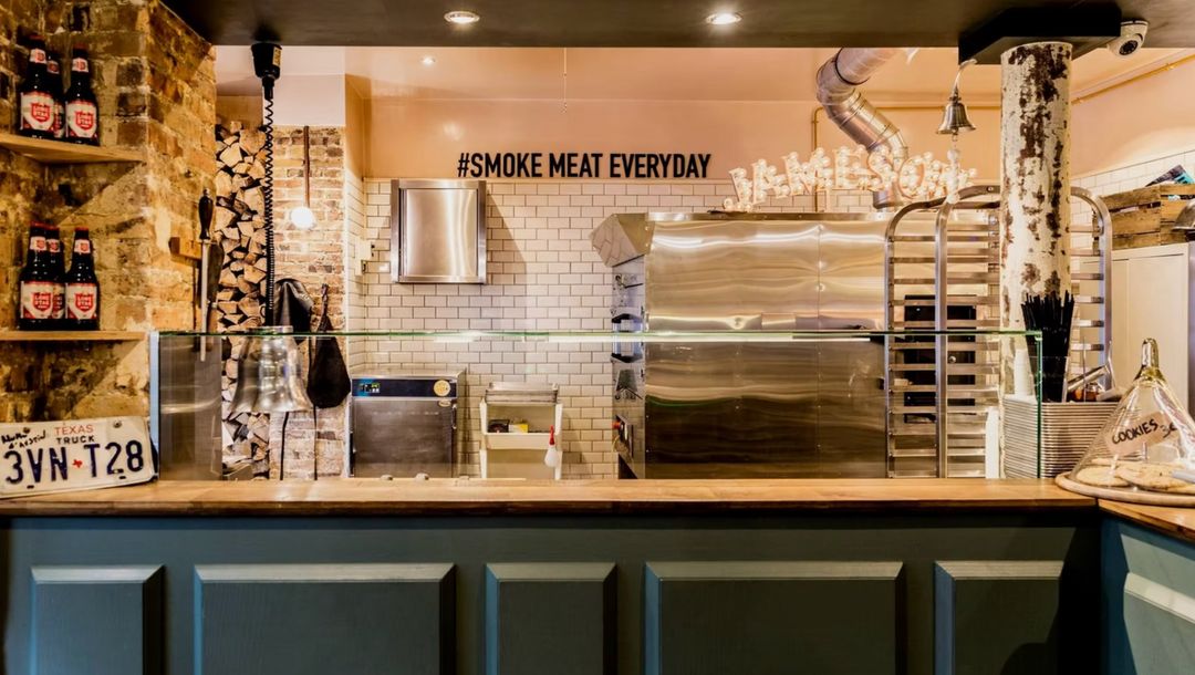 Counter of MELT Cambronne featuring a meat smokehouse and casual dining setup in Paris.