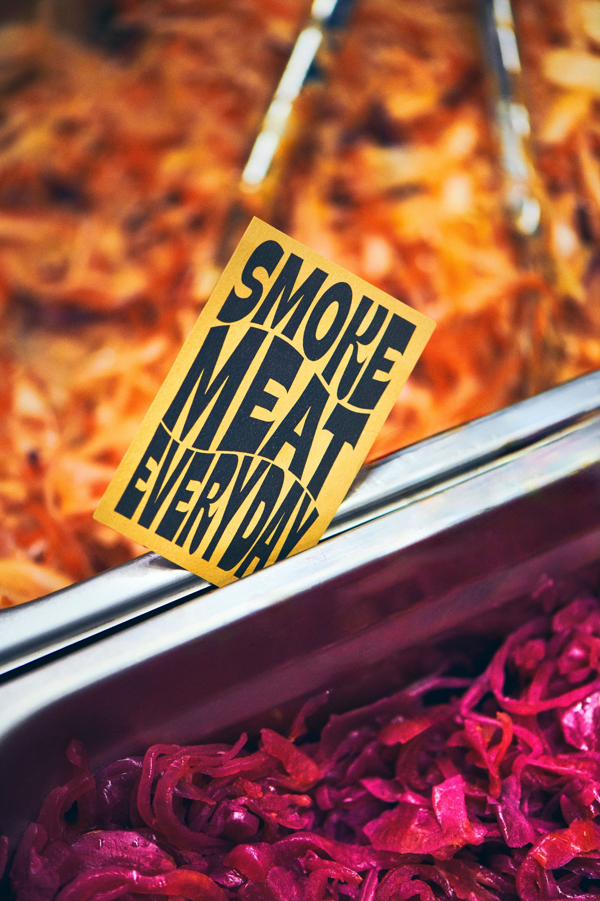 Panneau indiquant "Smoke Meat Every Day" dans un restaurant de barbecue.