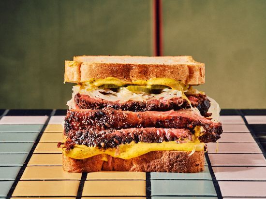 Sandwich avec brisket, moutarde et choucroute, sur pain de mie. Spécialité barbecue texan.