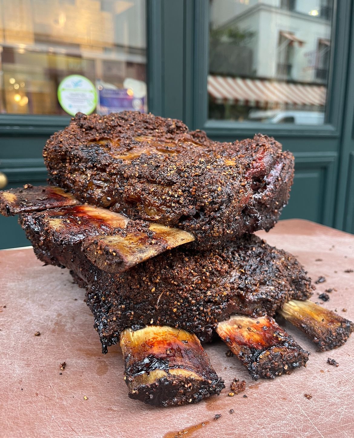 Brisket fumé au barbecue texan, présenté avec une croûte épicée, au restaurant MELT BATIGNOLLES à Paris.
