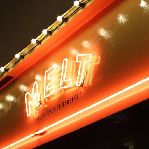 Enseigne néon de MELT, restaurant de barbecue texan et deli à Paris.